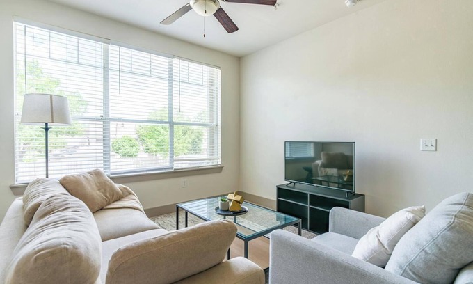 Spring Apartment | Landing | Stylish 1BD, Pool, Gym