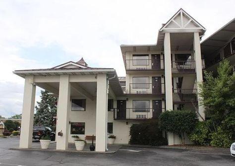 Sevierville Hotel | Landmark Inn