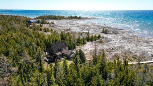 Tobermory House | Lands End Private Lakeside Escape