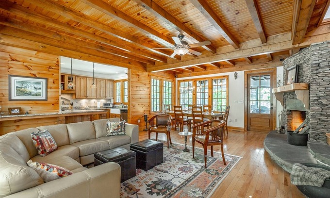 Lookout Mountain House | Lane`s End Lodge | Upscale Peaceful Retreat on 7 Acres