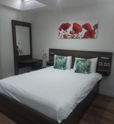 Langley Marish House | Langley House 5 mins from langley train station