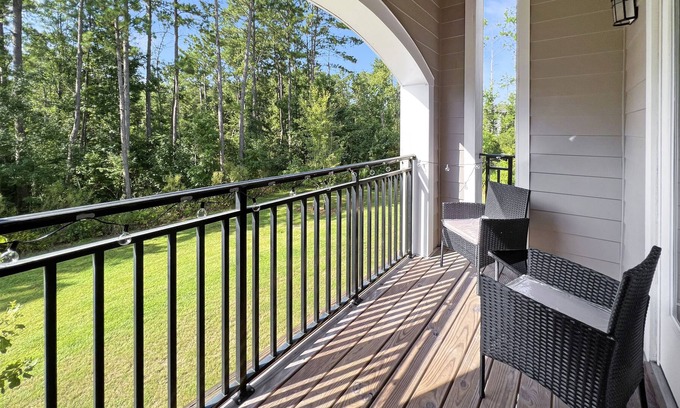 Summerville Apartment | Lap of Luxury One Bedroom Apt ** Free WiFi/Cable**