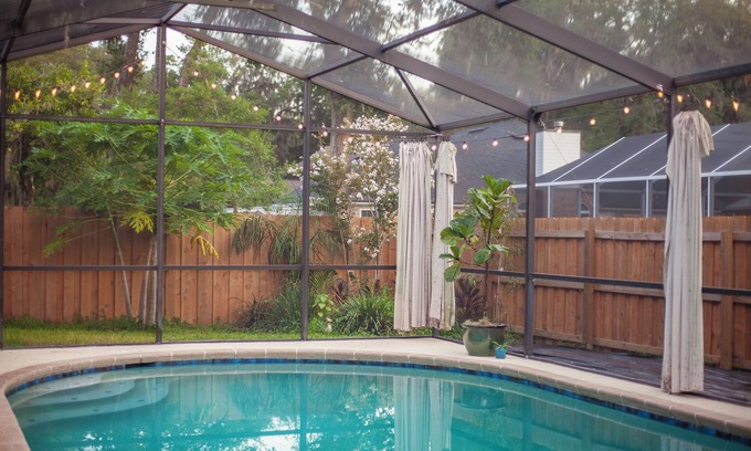 St. Johns Bluff House | Lapin House - Charming & fun with pool & pool table