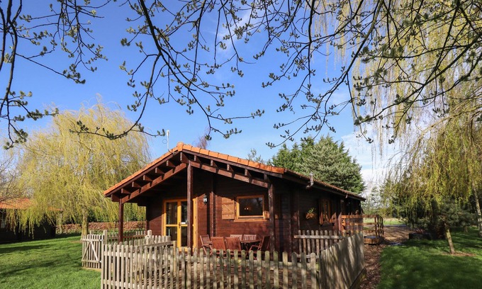 Market Rasen Cabin | LAPWING LODGE, pet friendly, with a garden in Bardney