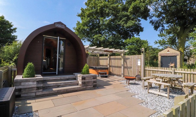 Knott End-on-Sea Cottage | LAPWING LODGE, romantic, with hot tub in Lancaster