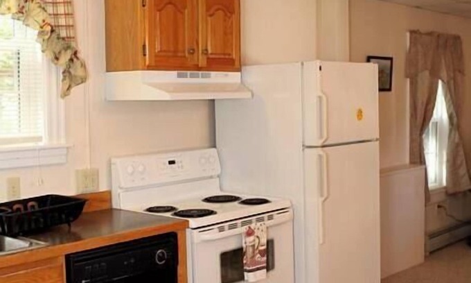 Deering Center Apartment | Large 1 bed w/private deck
