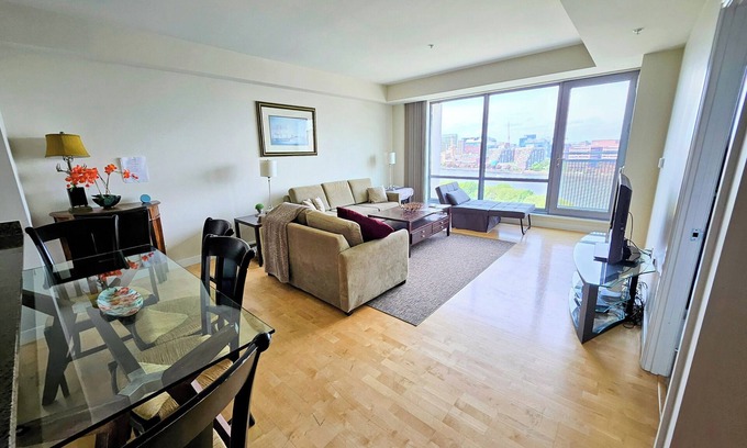 West End Apartment | Large 1 Bedroom In West End, right by MGH, MIT, Harvard, parks. W/D in suite