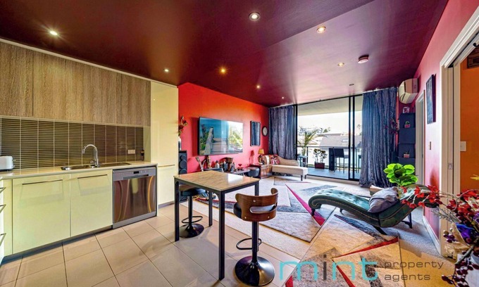 Campsie Apartment | Large 1 Bedroom Retro Style Apartment with Parking