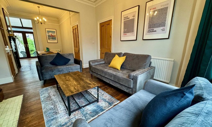 Grangetown House | Large 12 Person CityCentre Townhouse & Pool Table