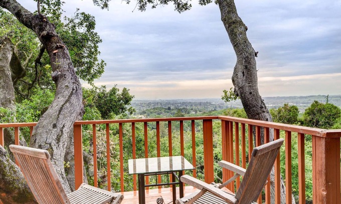 Montecito Heights House | Large 1br With Loft & Amazing Views 1 Bedroom Cottage by Redawning