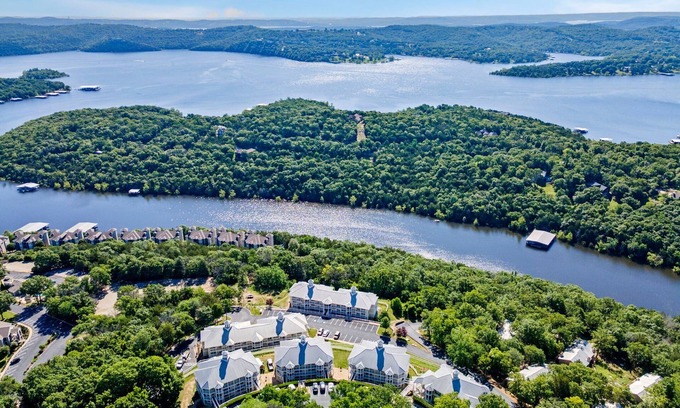 Kimberling City Condo | Large 2 Bed Condo w Beautiful Deck Views-Free Attraction Tickets-Table Rock Lake Access