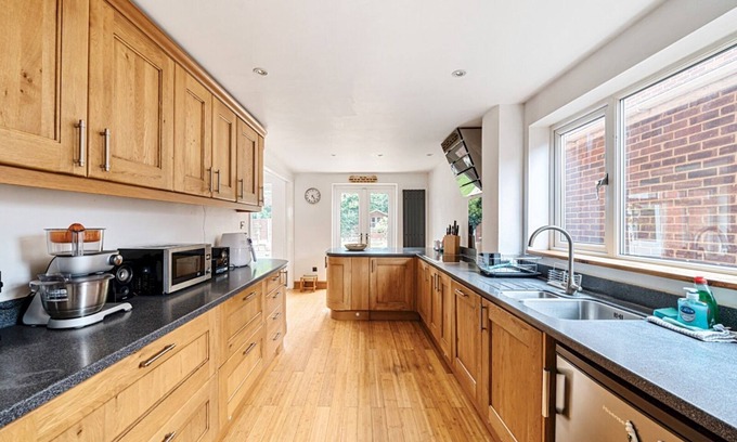 Runnymede House | Large 2 Bed Family Home Chertsey · Spacious 2-Bedroom Family Retreat | Pass the Keys