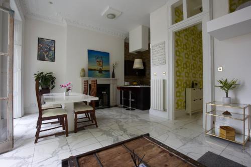 Clapham Apartment | Large 2 Beds Flat Overlooking Clapham Common Park