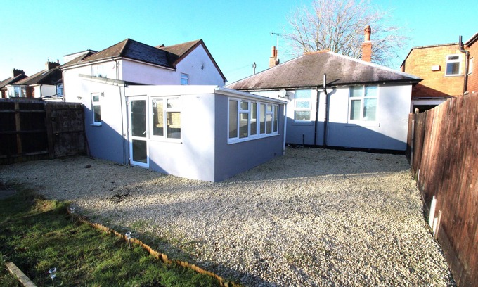 Seisdon House | Large 3 Bed Bungalow - Beautiful Refurb - Garden