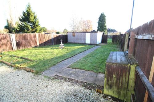 Seisdon House | Large 3 Bed Bungalow - Parking - Garden