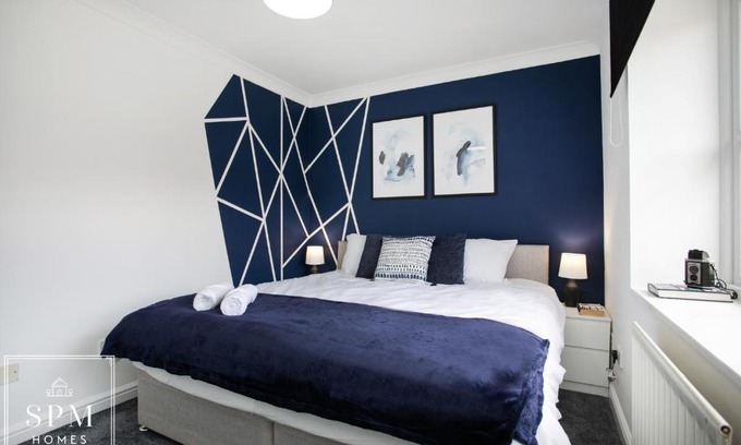 Knowle Sands Apartment | Large 3 Bed House - Long Stays Welcome - Smart TVs in Each Bedroom - Parking - Wifi