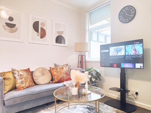 Wolverhampton House | Large 3 bed House Wolverhampton Families and Contractors