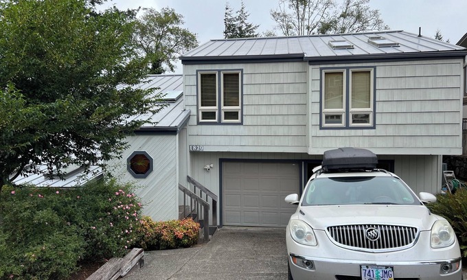 Coos Bay House | Large 3 bedroom above park w/Hot Tub, Sauna and Peloton