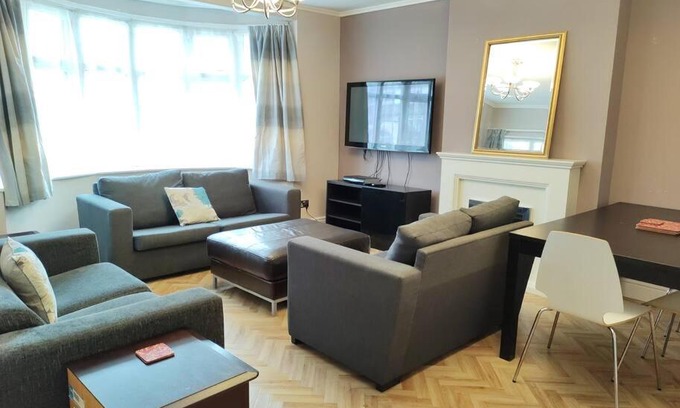 London Borough of Bromley House | Large 3 Bedroom House with free on site parking