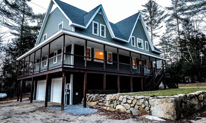 Bristol House | Large 4 bdrm Family home, sleeps 10! 12ft family dining table.