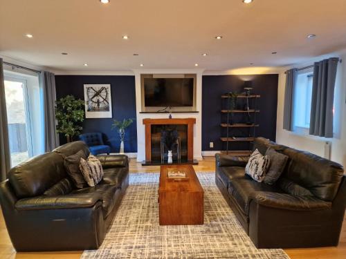 Headington House | Large 4-bed house for up to 7 guests w 2x parking