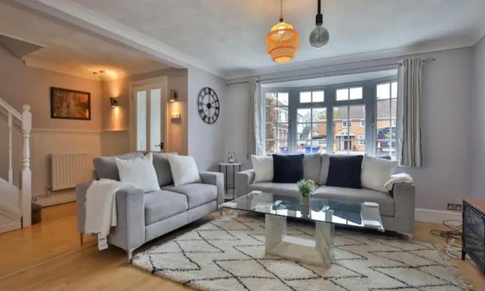 Old Windsor House | Large 4 Bed House near River Thames