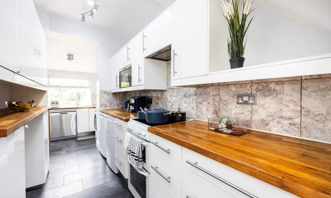 Caterham House | Large 4 Bed House | Sleeps 8
