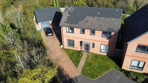 Dinas Powys Apartment | Large 4 Bedroom House - 15 Mins to Cardiff Central