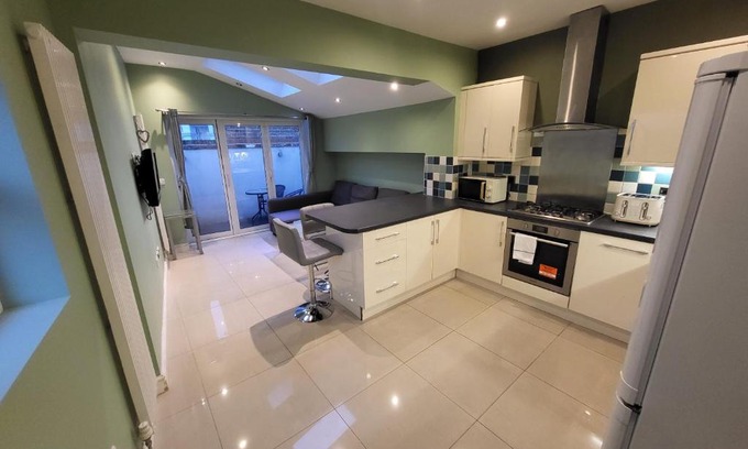 Hammersmith and Fulham Apartment | Large 4 Bedroom House In Central London