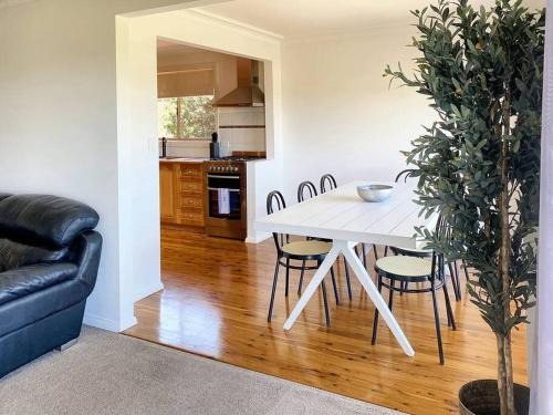 Kooringal House | Large 4BR haven with lake views