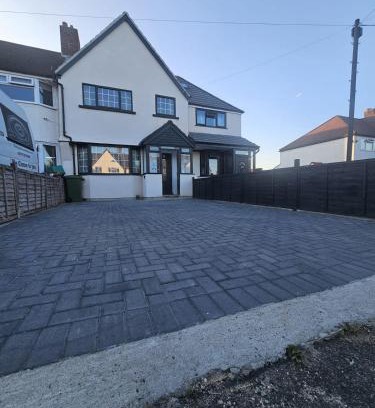 Wandle Valley House | Large 5 Bed Home with 3 Baths and Parking