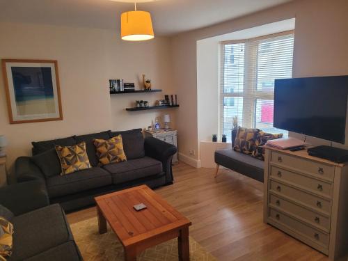 Aberystwyth House | Large 5 bed town-centre home close to the beach, sleeps 9