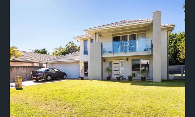 Biggera Waters House | Large 5 bedroom home 5 minute walk to Harbour Town