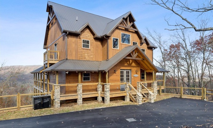 Bellevue Cabin | Large 5 Bedroom with Hot Tub, Fire Pit, WiFi, Arcade, King Beds, GREAT VIEW!
