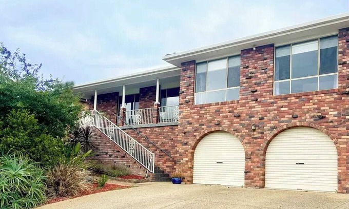 Tatton House | Large 5BR haven with lake views
