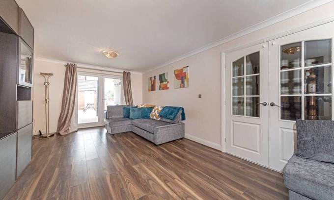 Bedford House | Large 5BR Home in Bedford Ideal for big Groups