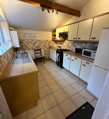 Boston House | Large 6 Bedroom House In The Centre with lots of road parking