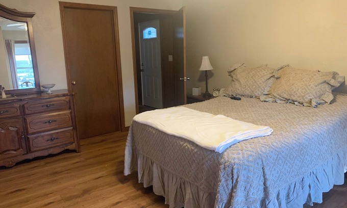 Russellville House | Large 70's Style Vintage House