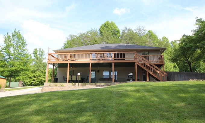 Monticello House | Large 8 Bedroom Home Overlooking Play Area, And Pool. Great For Family Reunions.