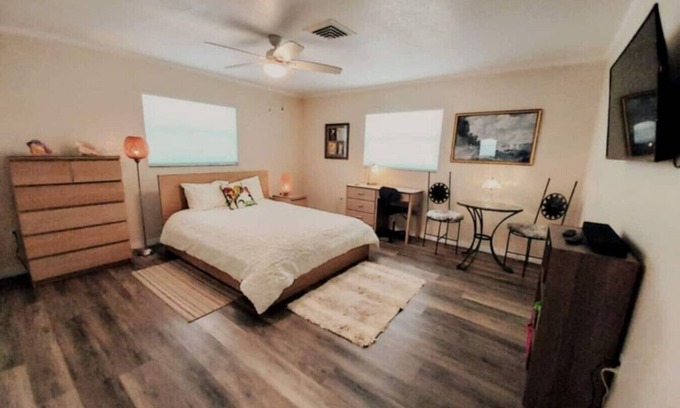 South Venice House | Large and spacious 1 bedroom with backyard