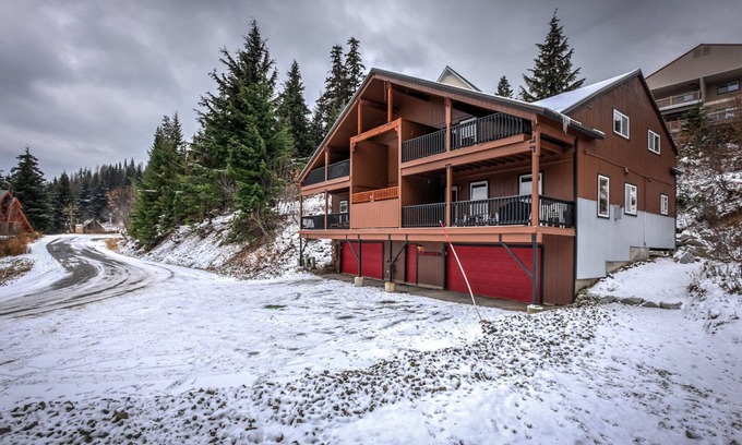 Sandpoint Ski Chalet | Large and well appointed. Four bedroom, four bathroom, Steps to lift!