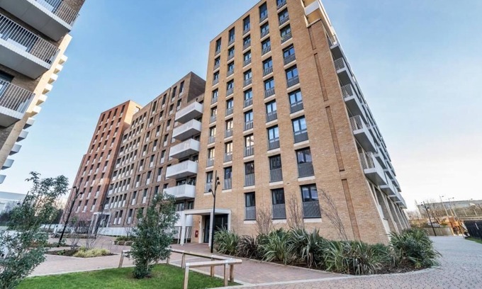 Park Royal Apartment | Large and well equipped ensuite Master Bedroom