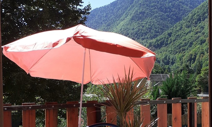 Saint-Beat Apartment | Large apartment with magnificent view of the river and the mountains 7 minutes from Spain