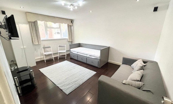 Latchmere Apartment | Large apt close to central LDN