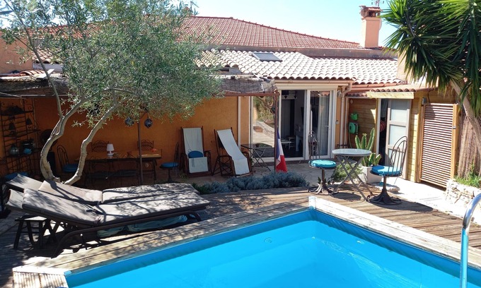 Agay Apartment | Large art deco apartment 50 metres from the beach