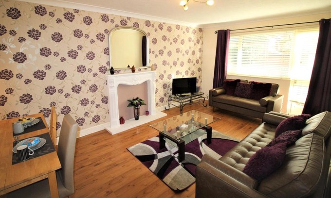 Doncaster Apartment | Large Balcony Apartment - 2 Double Beds - Sleeps 4 - Close to Town & Racecourse - Off Street Parking 2 Cars - Fast Wifi