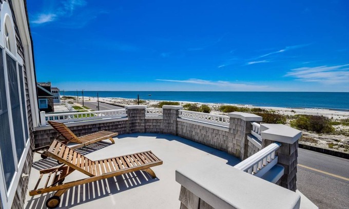 Admiral Estates House | LARGE BEACH FRONT HOME WITH POOL