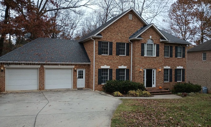 Lynchburg House | Large Beautiful quality home in a quiet subdivision.