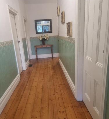 Oakleigh House | Large bedroom with twin beds and private bathroom