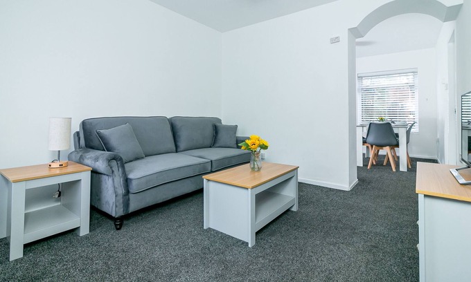 Stevenage House | Large, Bright & Cosy Home - Fairlands Lodge